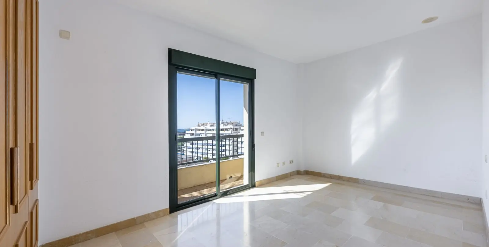 Sale of middle floor apartment in San Pedro de Alcántara 21