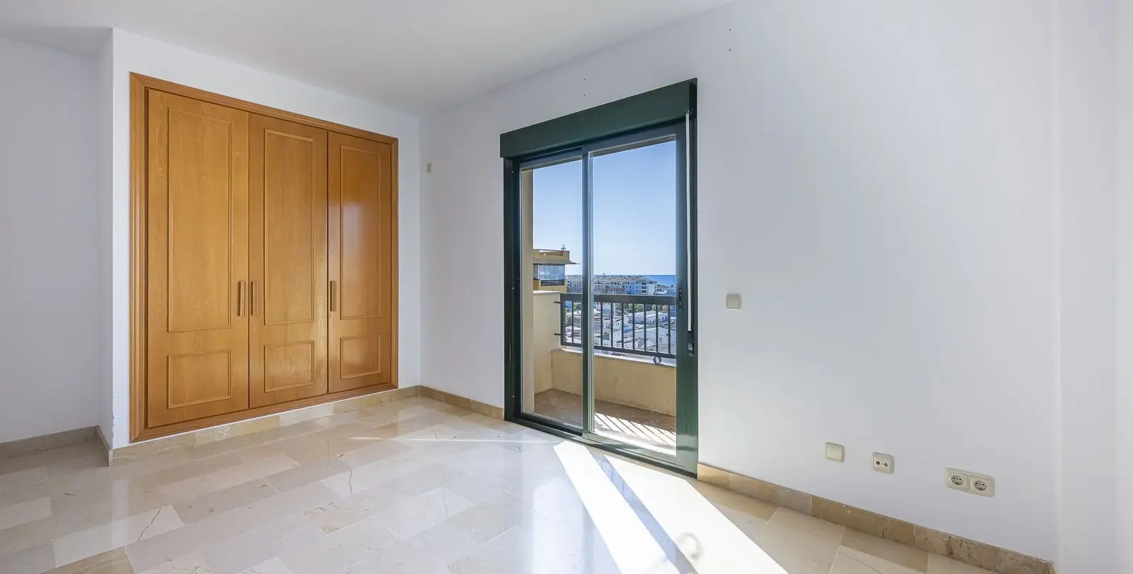 Sale of middle floor apartment in San Pedro de Alcántara 22