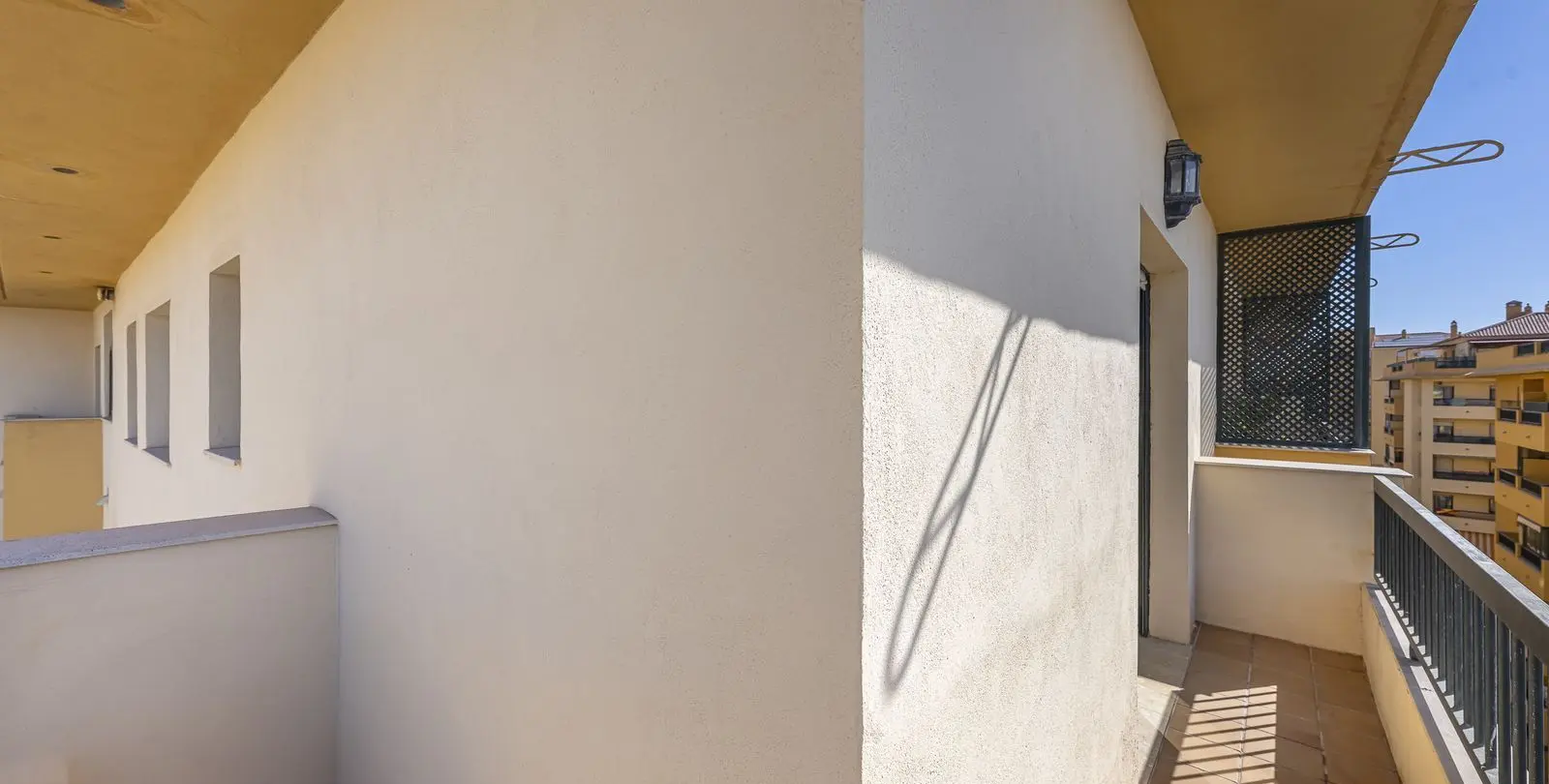 Sale of middle floor apartment in San Pedro de Alcántara 25