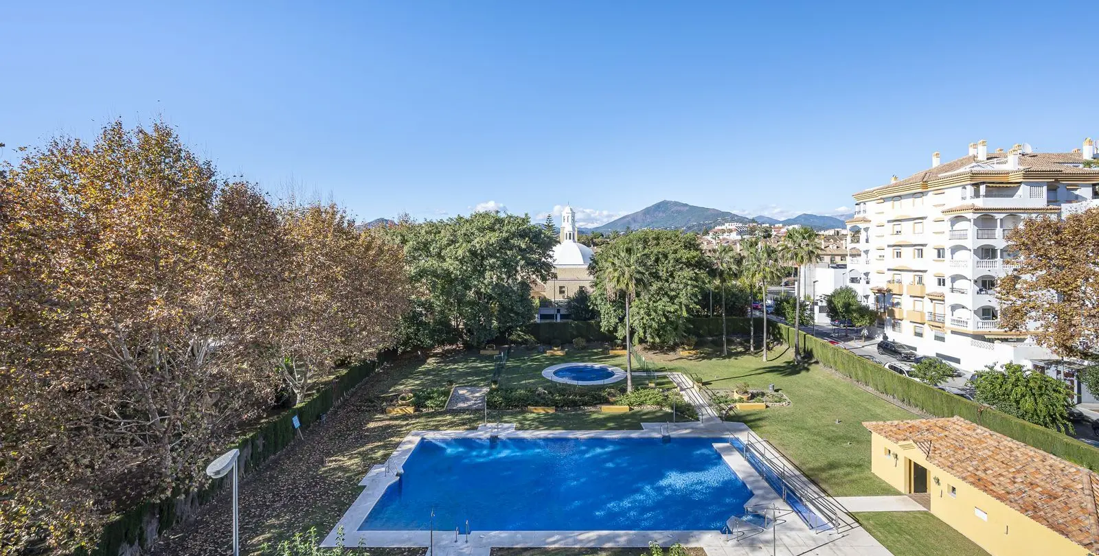 Sale of middle floor apartment in San Pedro de Alcántara 38