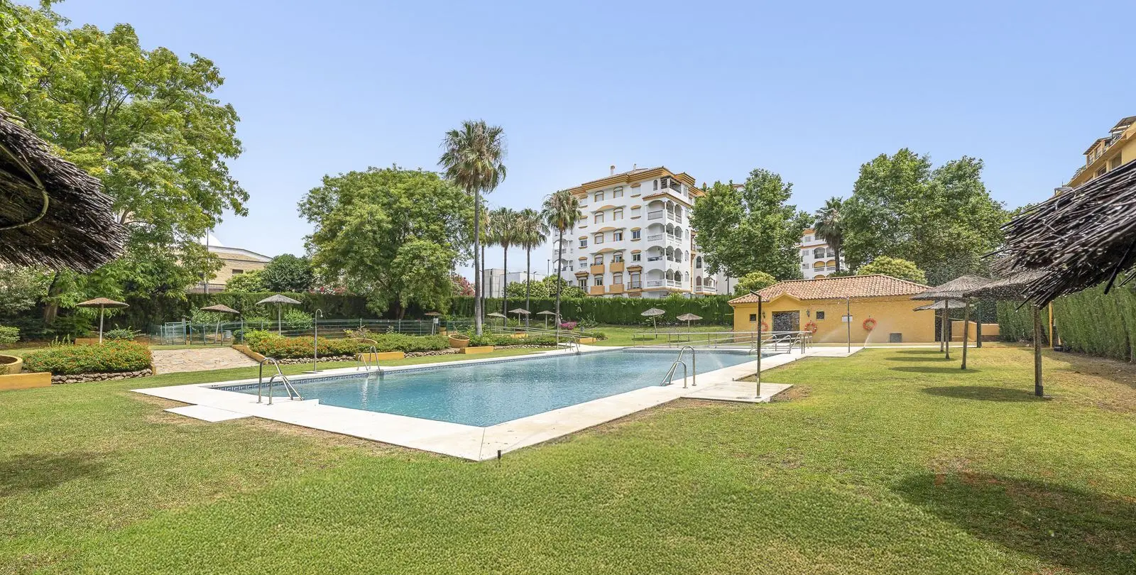 Sale of middle floor apartment in San Pedro de Alcántara 39