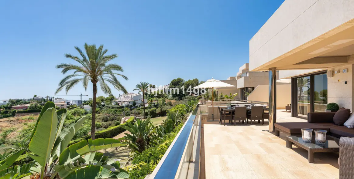 Venta de apartamento en planta media en Nueva Andalucía 1