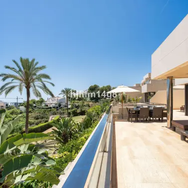 Venta de apartamento en planta media en Nueva Andalucía