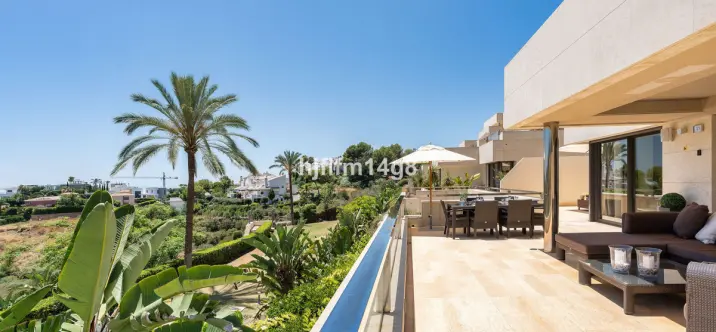Venta de apartamento en planta media en Nueva Andalucía 0