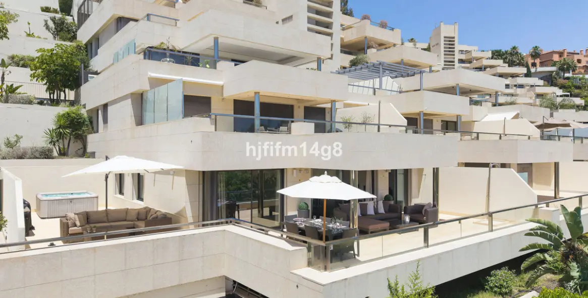 Venta de apartamento en planta media en Nueva Andalucía 2