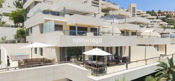 Venta de apartamento en planta media en Nueva Andalucía 1