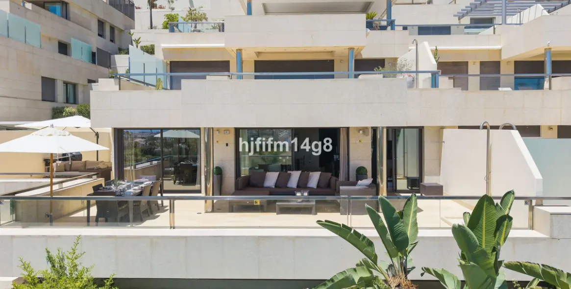 Venta de apartamento en planta media en Nueva Andalucía 3