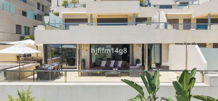 Venta de apartamento en planta media en Nueva Andalucía 2