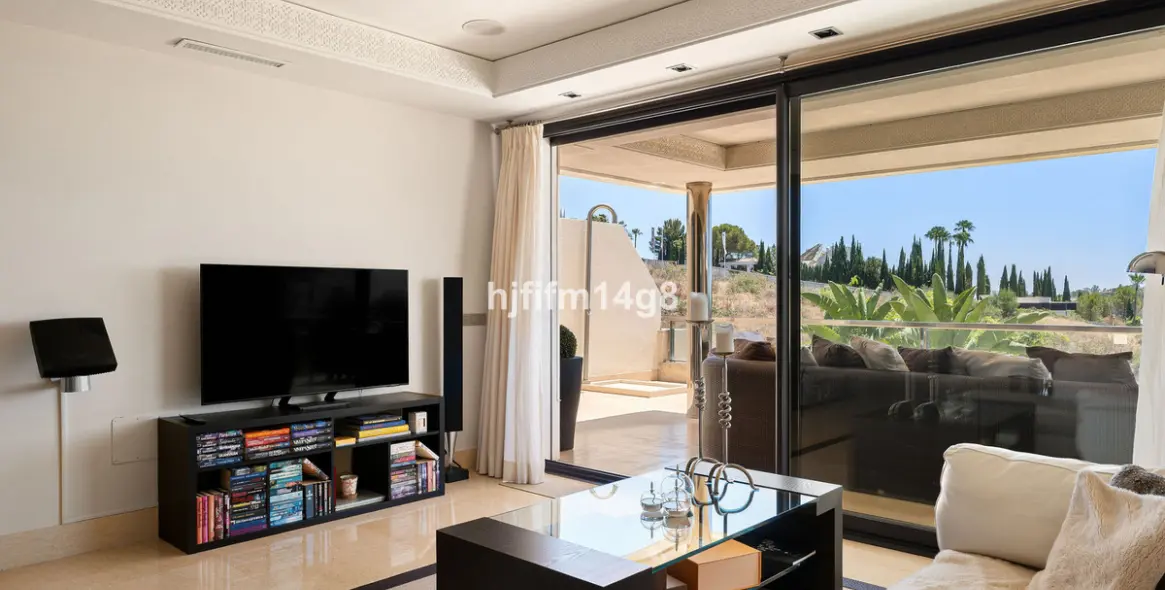 Venta de apartamento en planta media en Nueva Andalucía 6