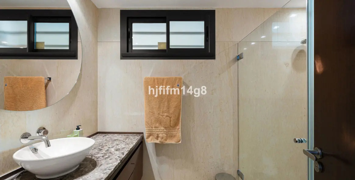 Venta de apartamento en planta media en Nueva Andalucía 18