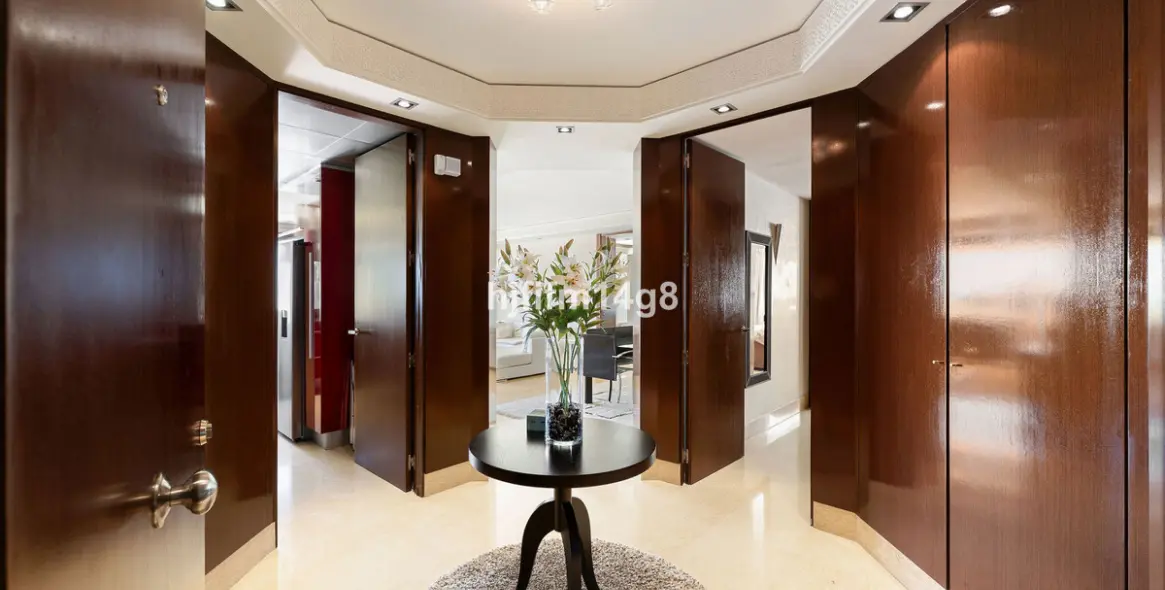 Venta de apartamento en planta media en Nueva Andalucía 21