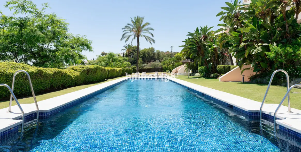 Venta de apartamento en planta media en Nueva Andalucía 28