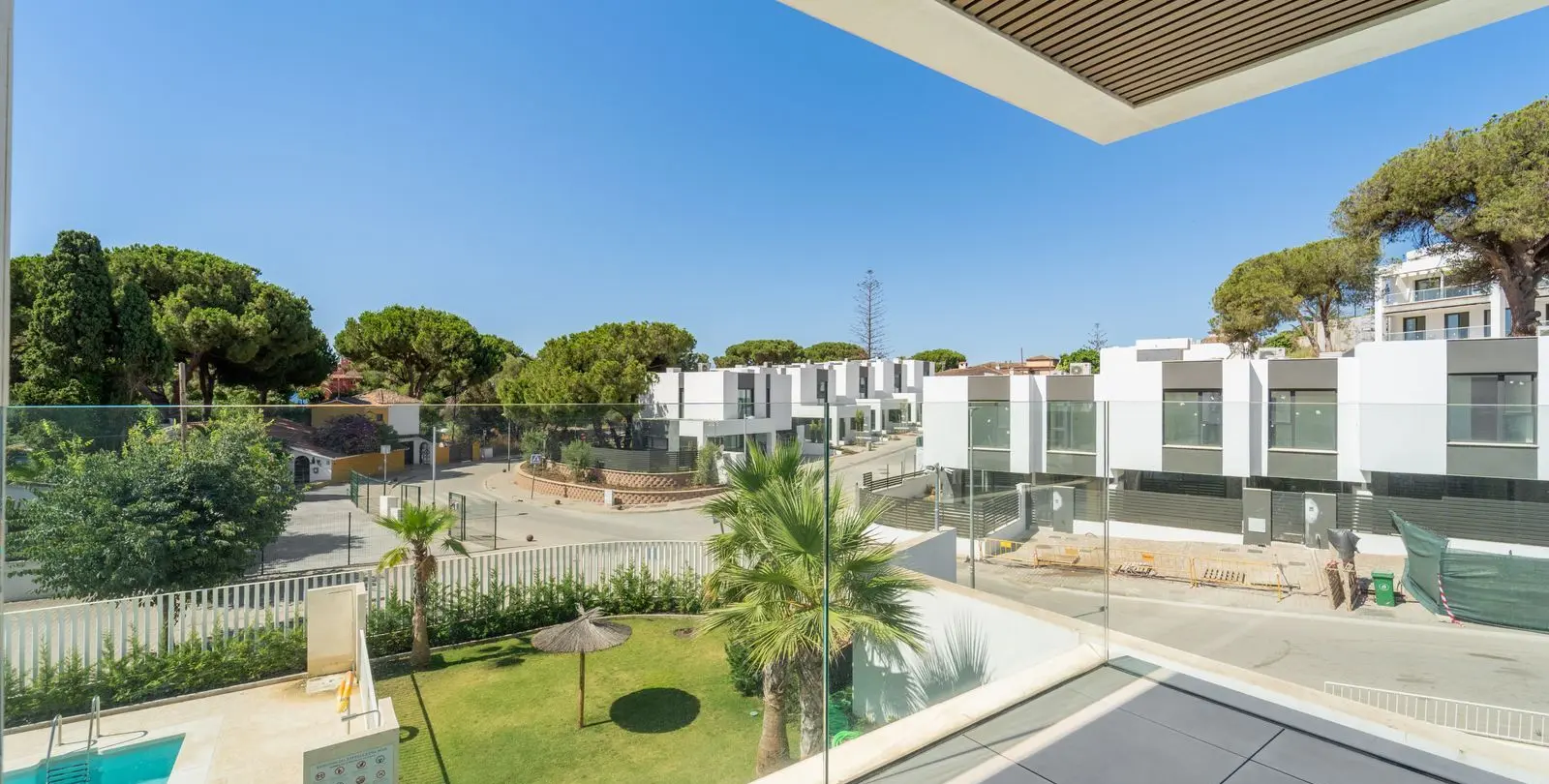 Sale of middle floor apartment in Elviria 1