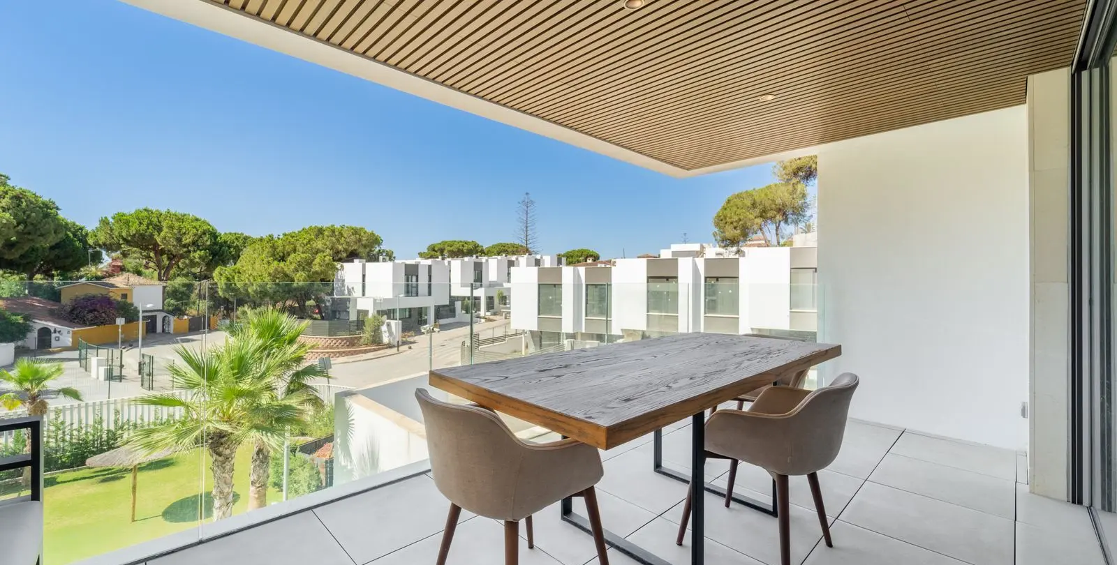 Sale of middle floor apartment in Elviria 2