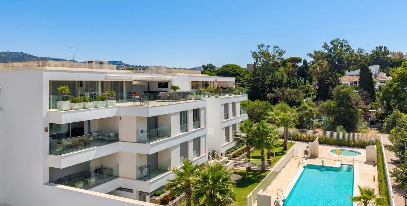 Sale of middle floor apartment in Elviria 8