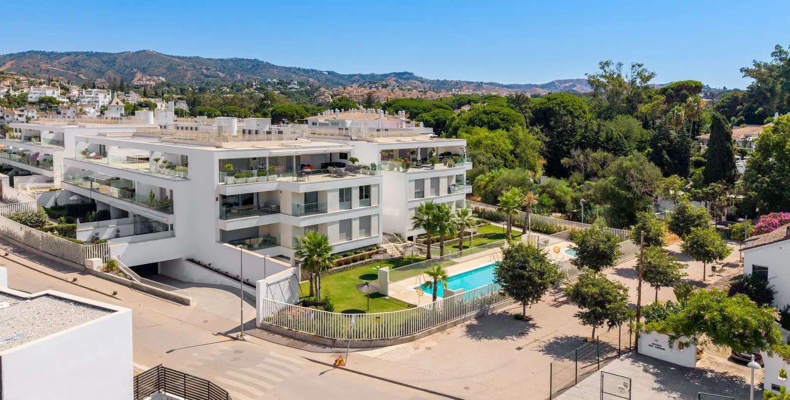 Sale of middle floor apartment in Elviria 9