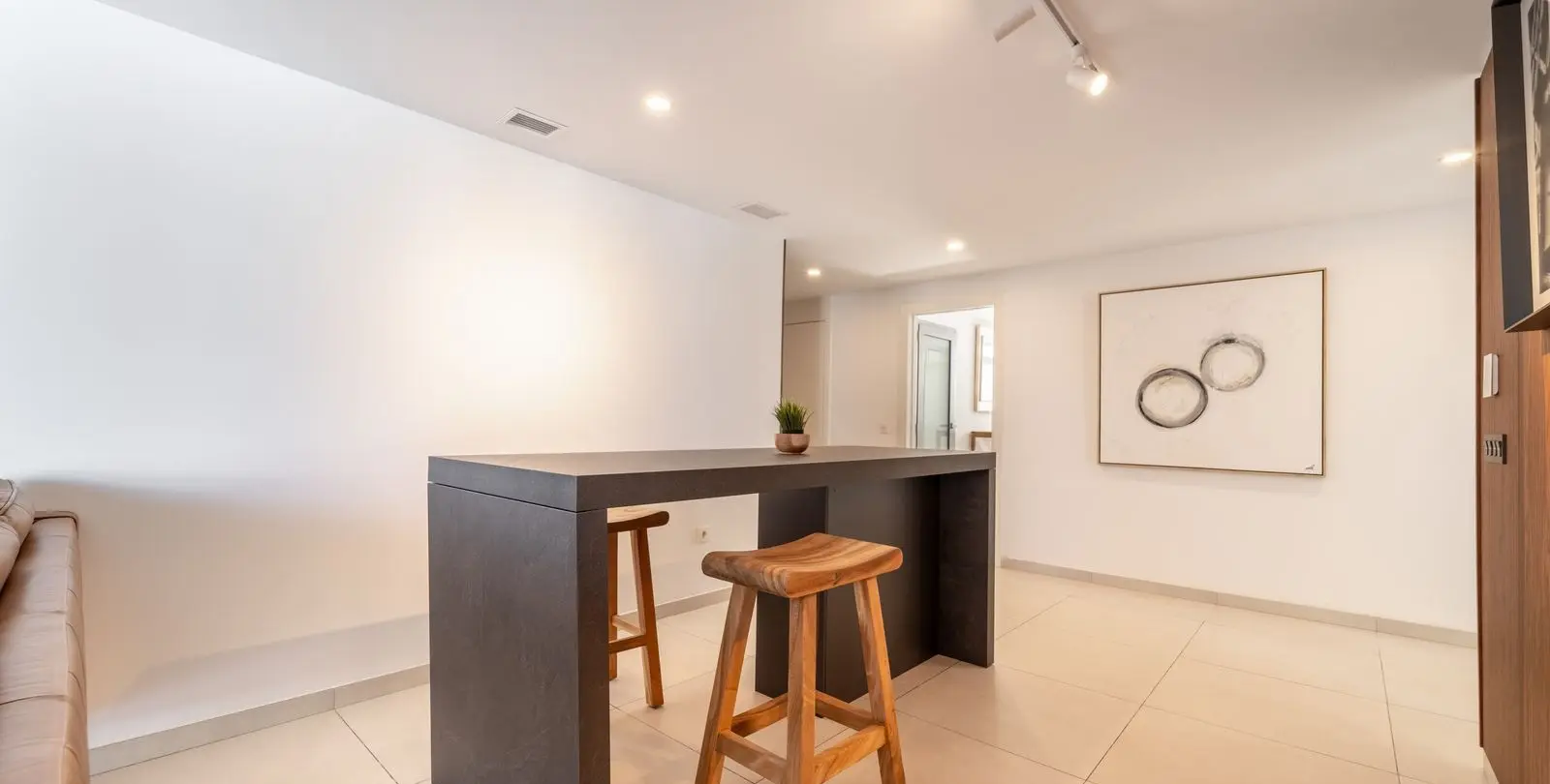 Sale of middle floor apartment in Elviria 10