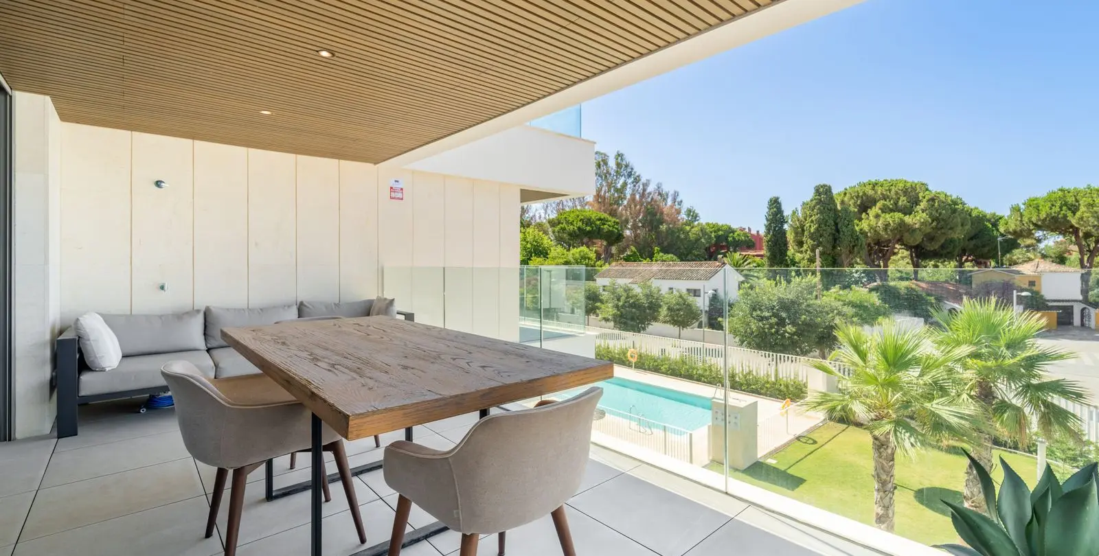 Sale of middle floor apartment in Elviria 14