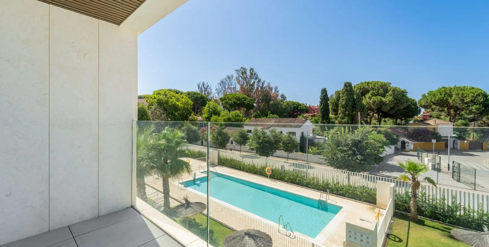 Sale of middle floor apartment in Elviria 15