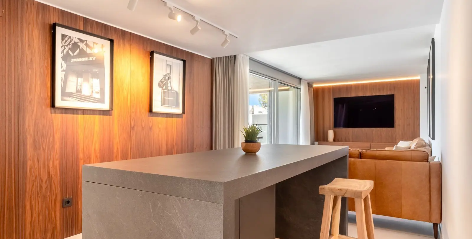 Sale of middle floor apartment in Elviria 17