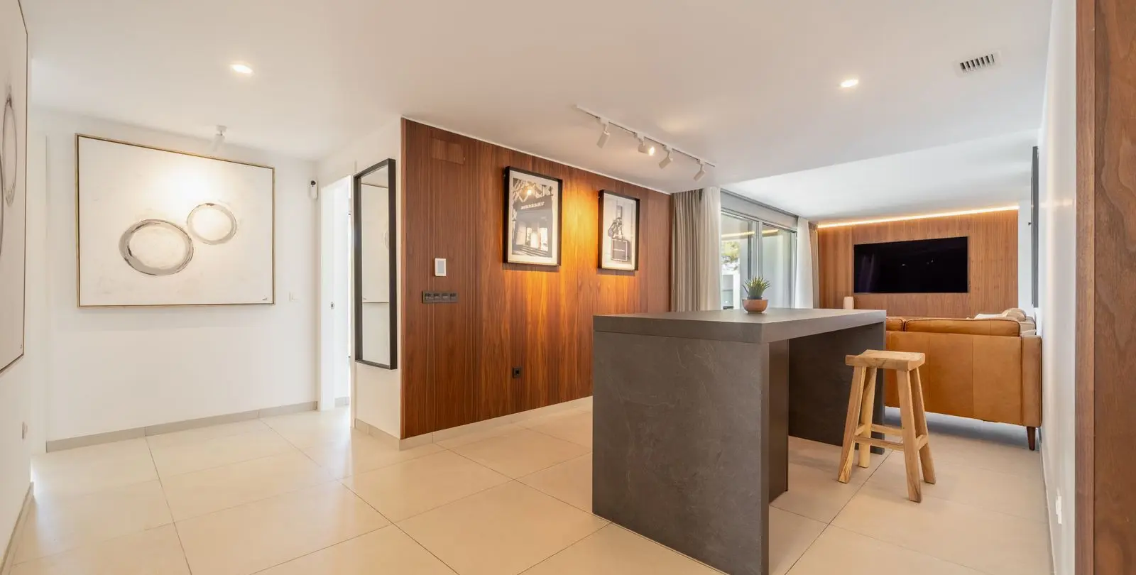 Sale of middle floor apartment in Elviria 18