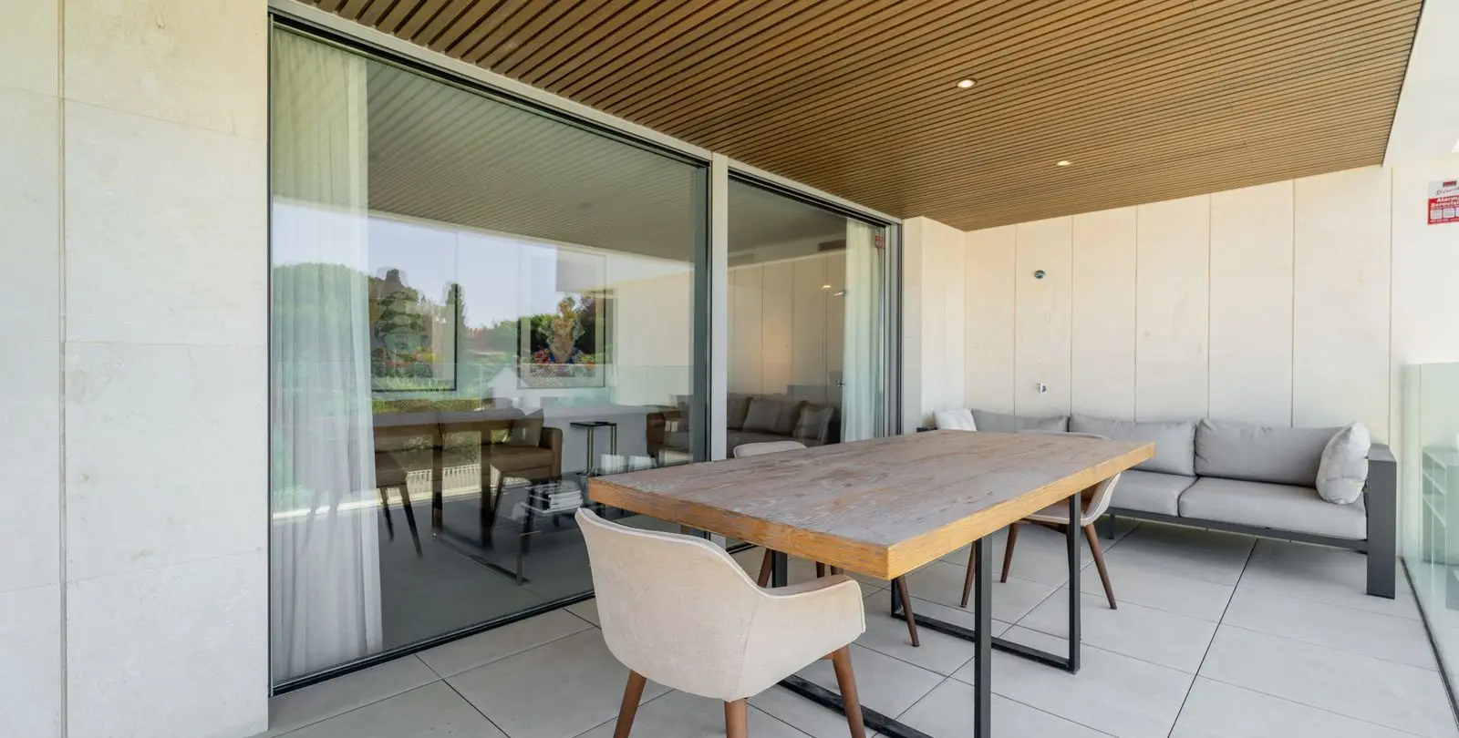 Sale of middle floor apartment in Elviria 21