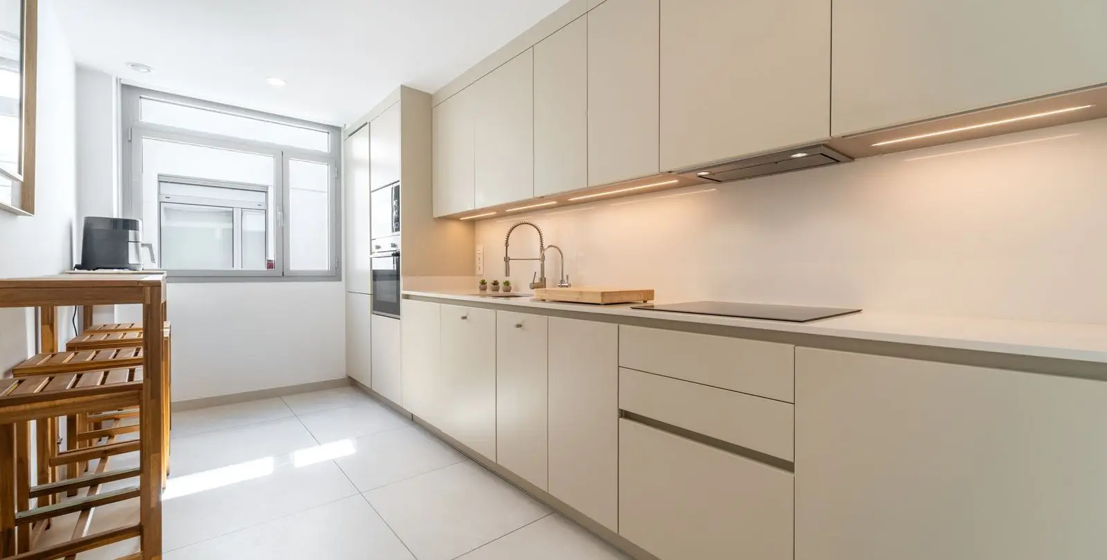 Sale of middle floor apartment in Elviria 23