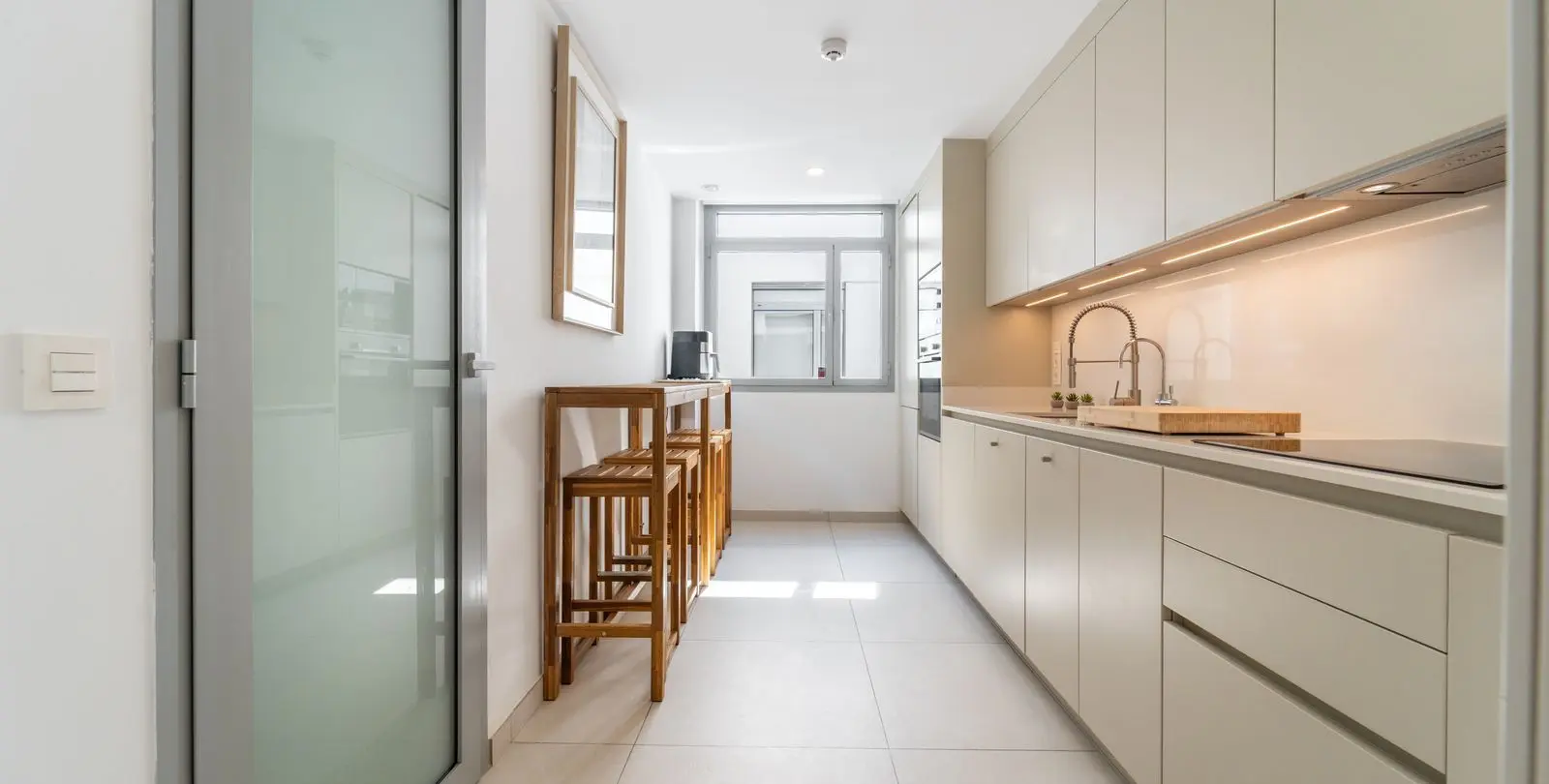 Sale of middle floor apartment in Elviria 24