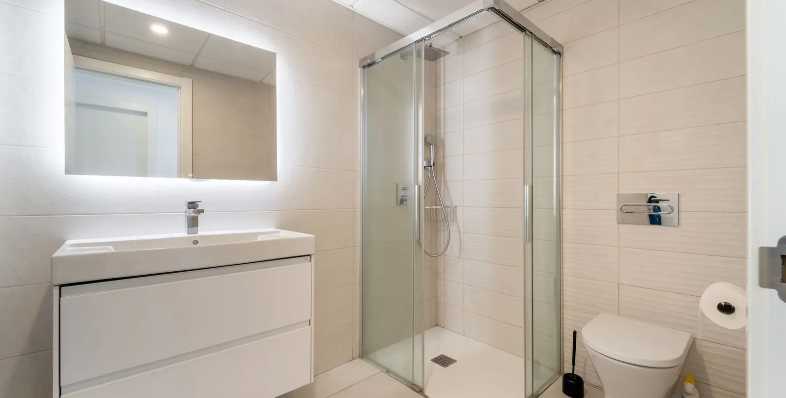 Sale of middle floor apartment in Elviria 28