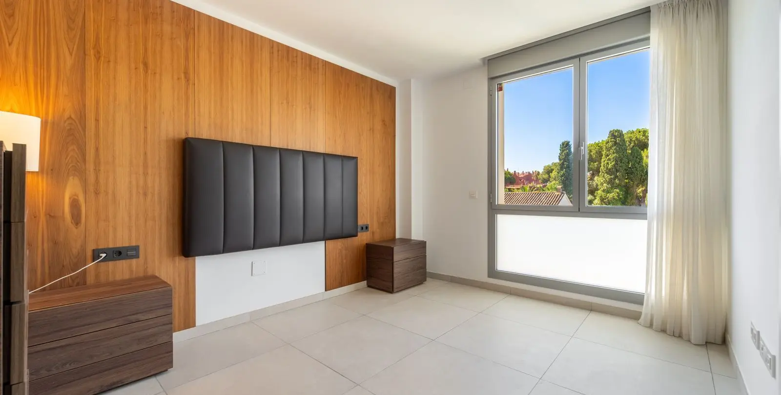 Sale of middle floor apartment in Elviria 31
