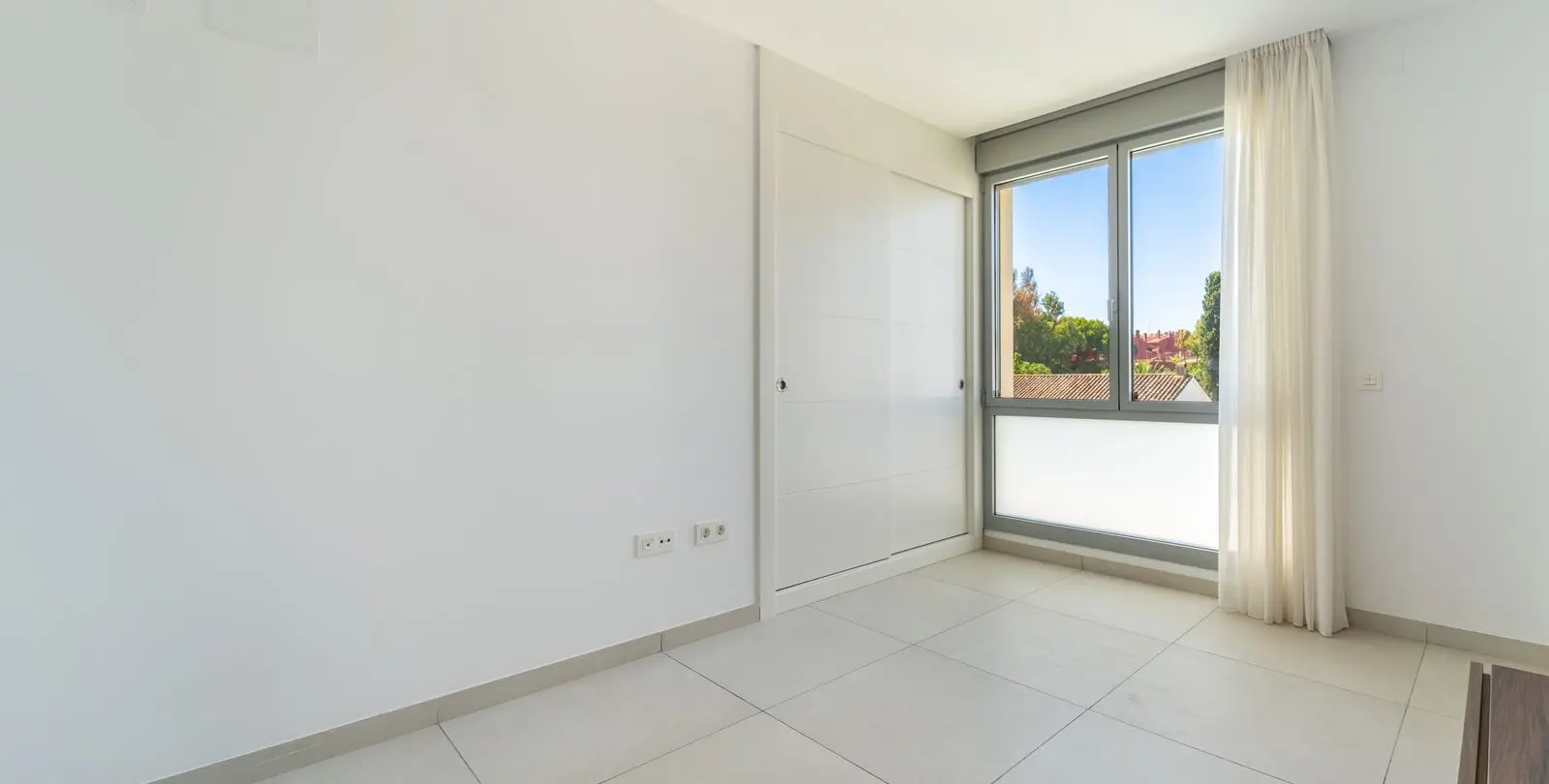 Sale of middle floor apartment in Elviria 33