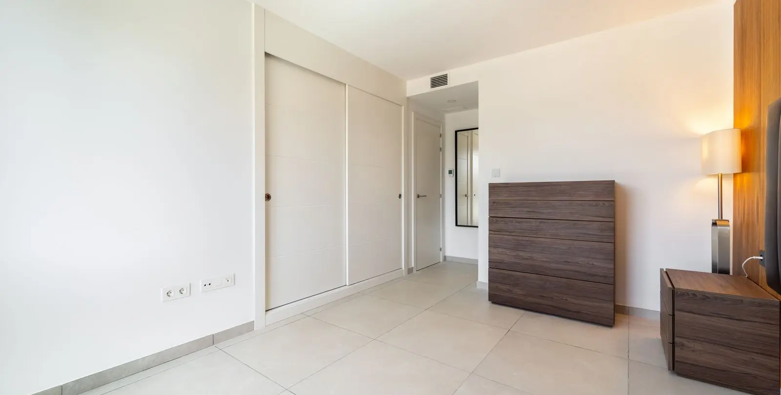 Sale of middle floor apartment in Elviria 35