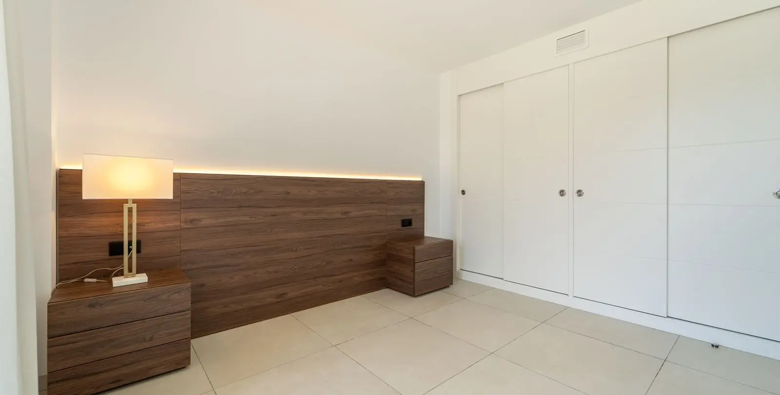 Sale of middle floor apartment in Elviria 36
