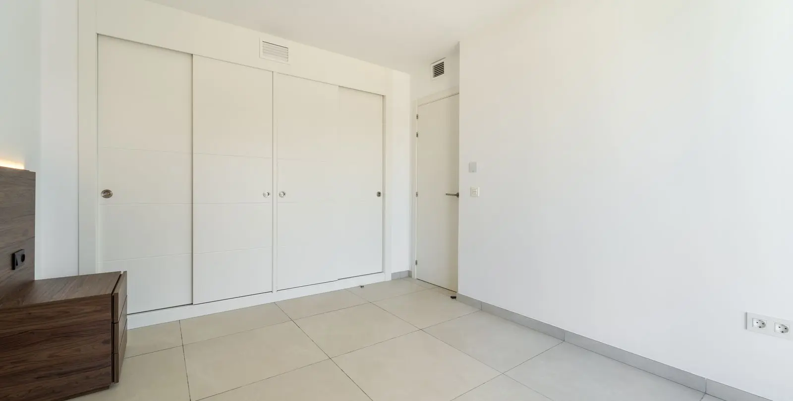 Sale of middle floor apartment in Elviria 38