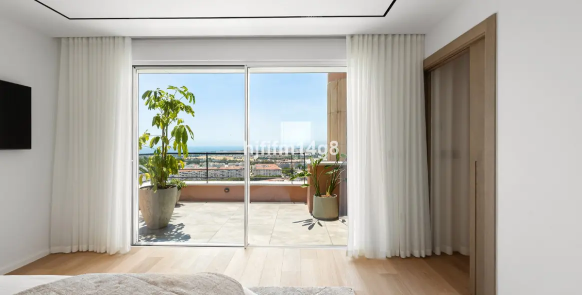 Venta de apartamento en planta media en Nueva Andalucía 14
