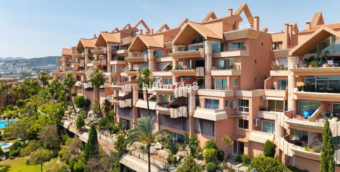 Venta de apartamento en planta media en Nueva Andalucía 35