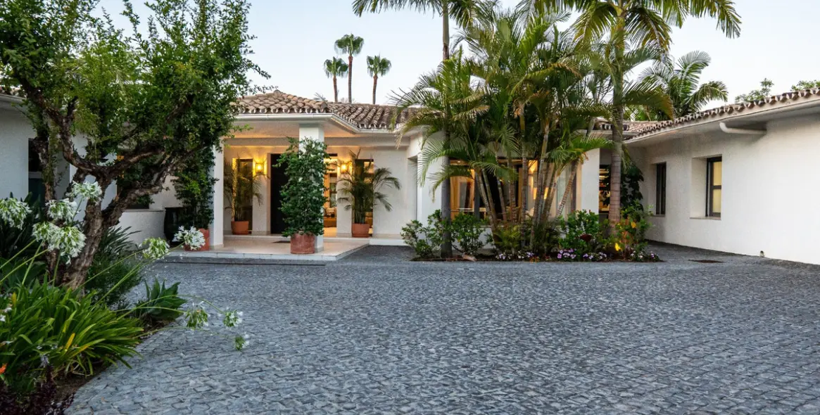 Venta de villa independiente en Nueva Andalucía 5