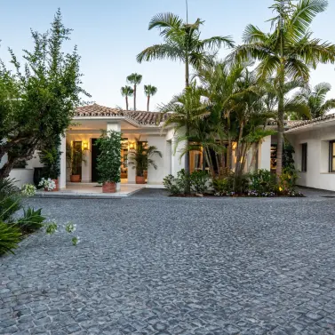 Venta de villa independiente en Nueva Andalucía