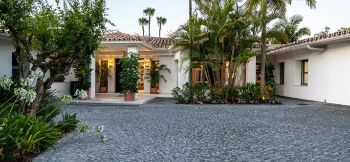 Venta de villa independiente en Nueva Andalucía 4
