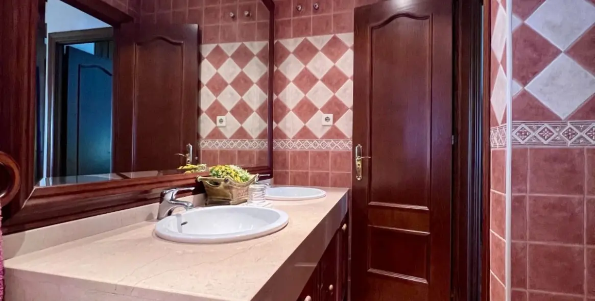 Sale of townhouse in Estepona 41