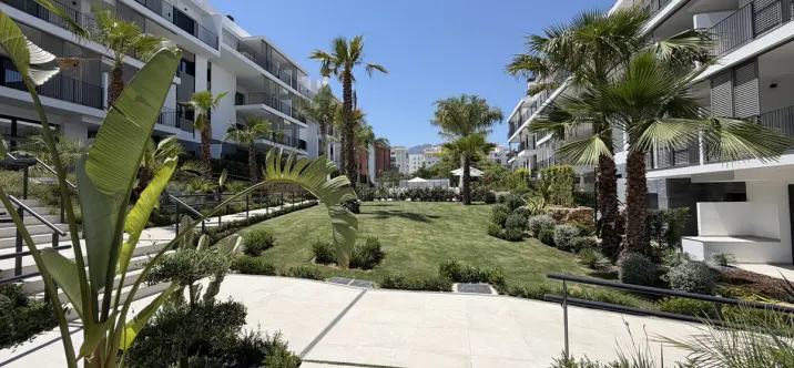 Продажа апартаментов на среднем этаже в Estepona 0