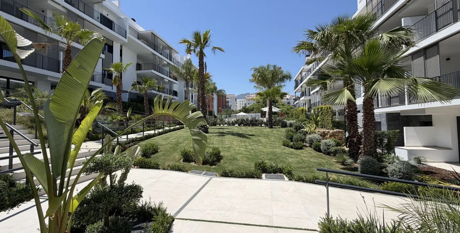 Sale of middle floor apartment in Estepona 1