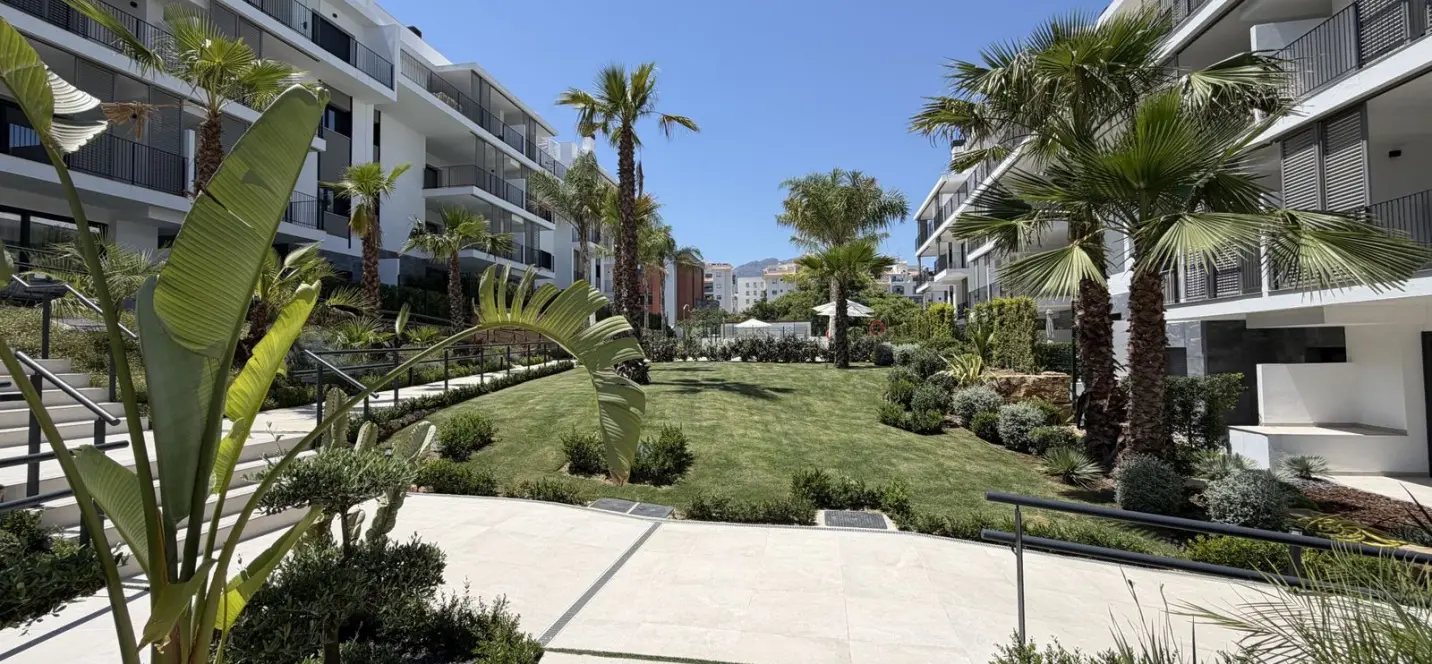 Продажа апартаментов на среднем этаже в Estepona 0
