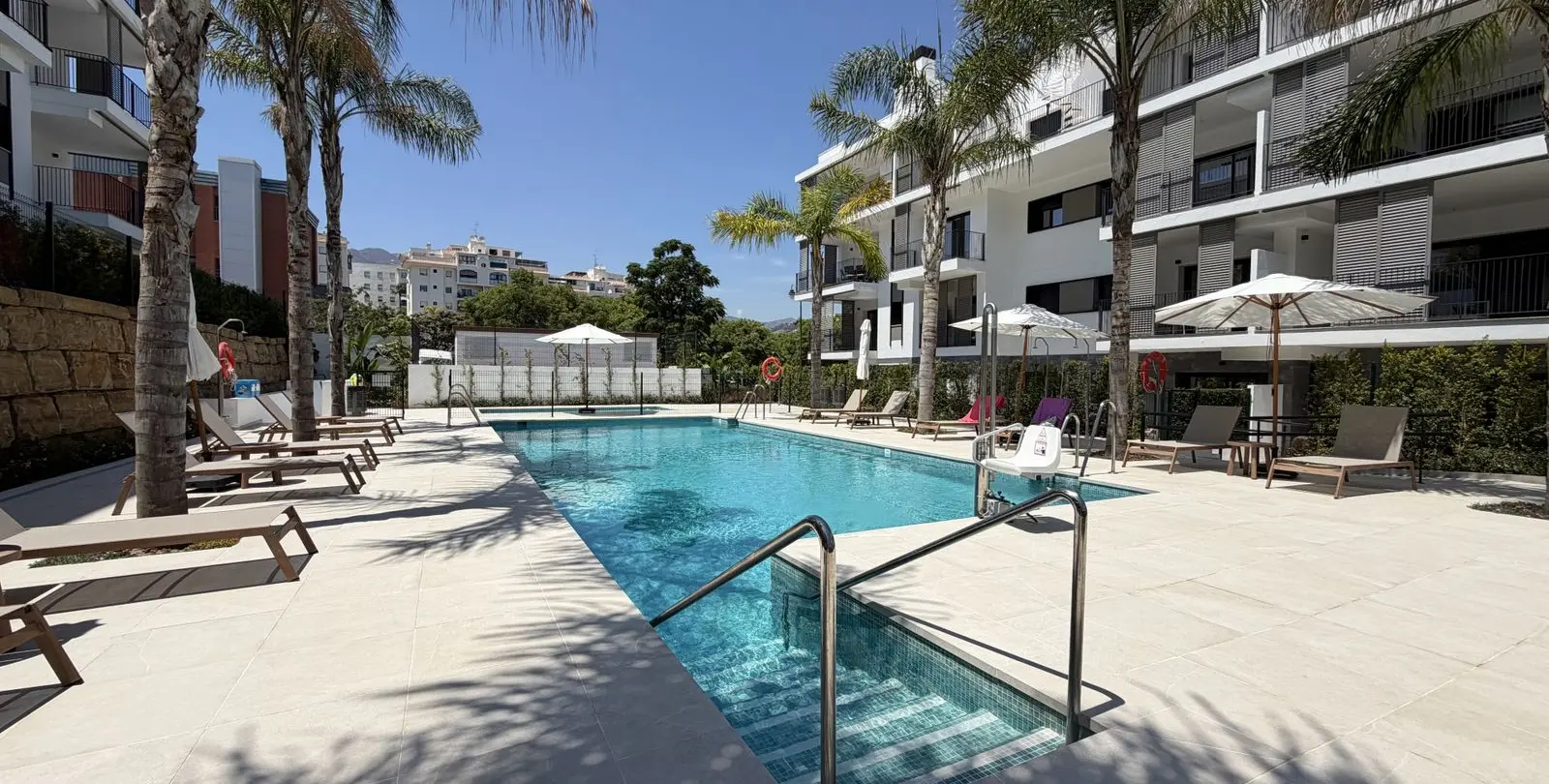Sale of middle floor apartment in Estepona 2