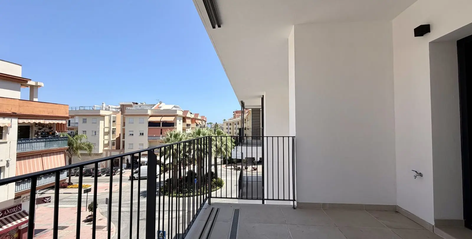 Sale of middle floor apartment in Estepona 3