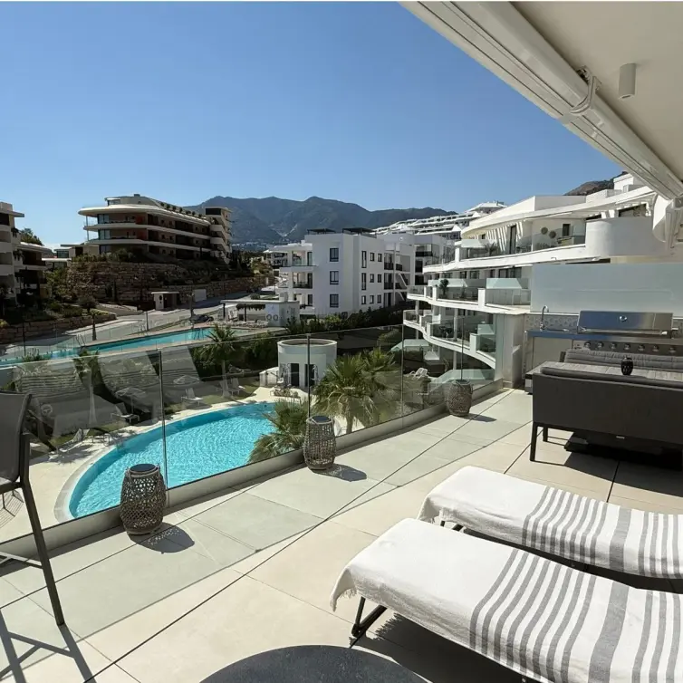 Sale of middle floor apartment in Fuengirola