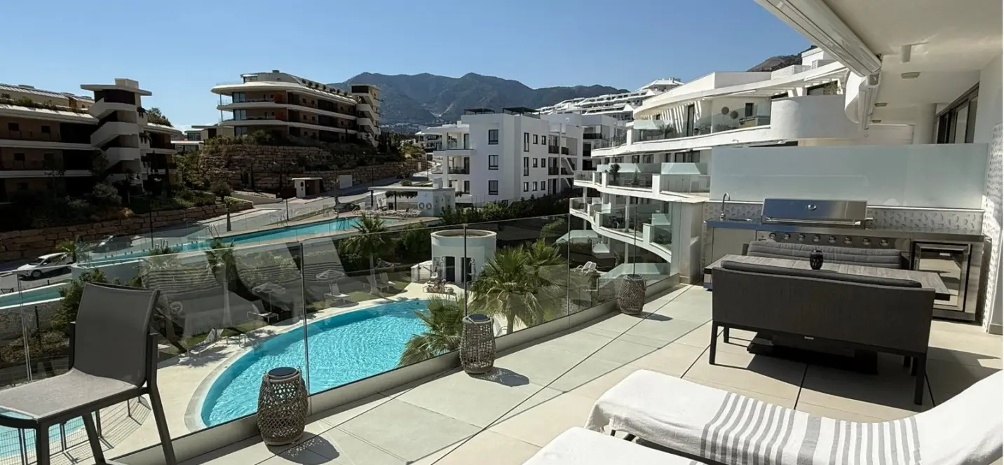 Sale of middle floor apartment in Fuengirola 0