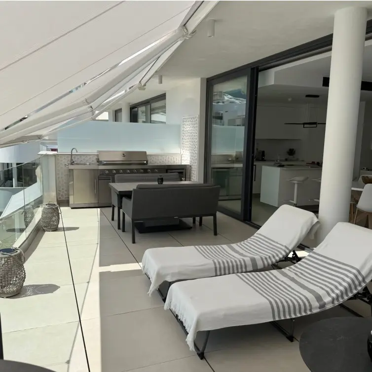 Sale of middle floor apartment in Fuengirola