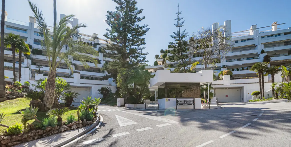 Venta de apartamento en planta media en The Golden Mile 19