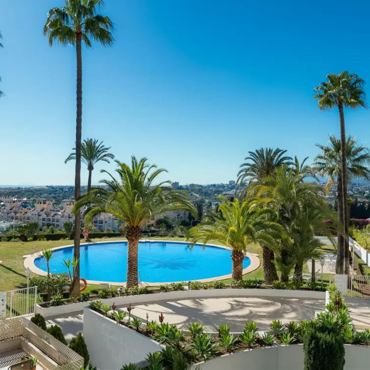 Sale of middle floor apartment in The Golden Mile
